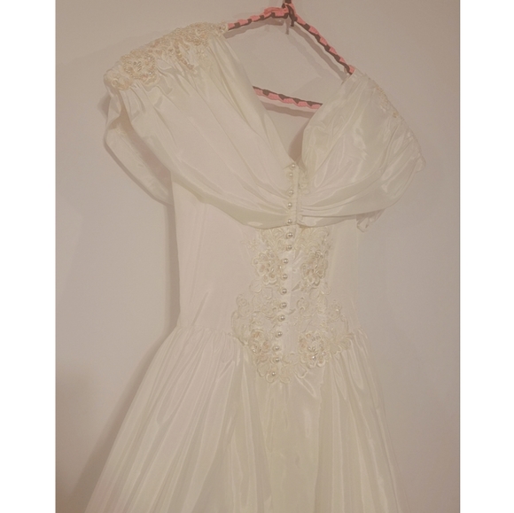 Vintage Off Shoulder Wedding Dress - Picture 4 of 9